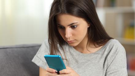Schreck auf dem Smartphone. Aus Eltern sind Follower geworden.