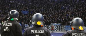 Polizei beobachtet nach dem Spiel die Zuschauer in der Ostkurve.