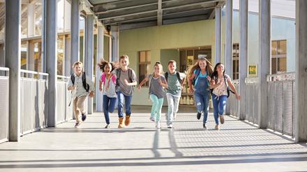 Kinder rennen aus der Schule: Seit Monaten diskutiert die Ampel über die Kindergrundsicherung