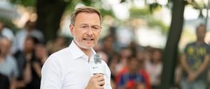 Christian Lindner (FDP), Bundesminister der Finanzen, spricht beim Ministerdialog am Tag der offenen Tür der Bundesregierung mit Besuchern.