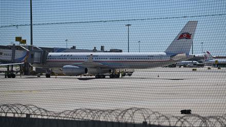 Das Flugzeug der staatlichen Fluggesellschaft Air Koryo auf dem Pekinger Flughafen.