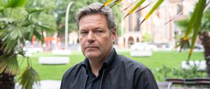 Robert Habeck gibt am 1. August 2023 in Hamburg ein Statement ab.