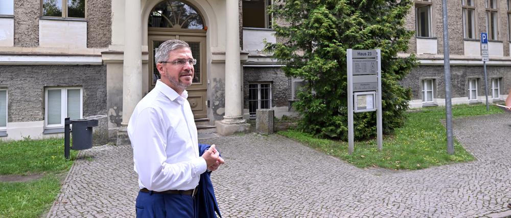 Oberbürgermeister Mike Schubert (SPD) vor dem künftigen Ersatz-Standesamt in der Helene-Lange-Straße.
