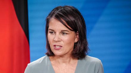 Annalena Baerbock (Bündnis 90/Die Grünen), Außenministerin, gibt neben dem Außenminister der Republik Estland im Auswärtigen Amt eine Pressekonferenz.