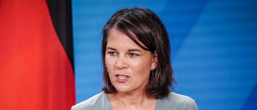 Annalena Baerbock (Bündnis 90/Die Grünen), Außenministerin, gibt neben dem Außenminister der Republik Estland im Auswärtigen Amt eine Pressekonferenz.