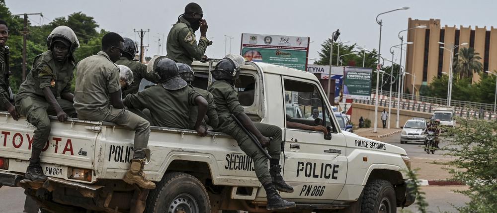 Polizisten patrouillieren im Niger.
