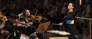 Oksana Lyniv dirigiert das Youth Symphony Orchestra of Ukraine beim Festival Young Euro Classic.