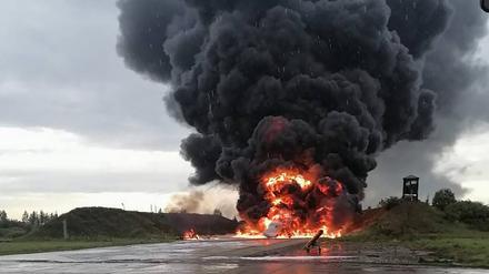Bei Angriffen auf russische Flugplätze in den vergangenen Tagen sind nach ukrainischen Angaben zwei Tu-22 Langstrecken-Bomber zerstört und zwei weitere beschädigt worden.