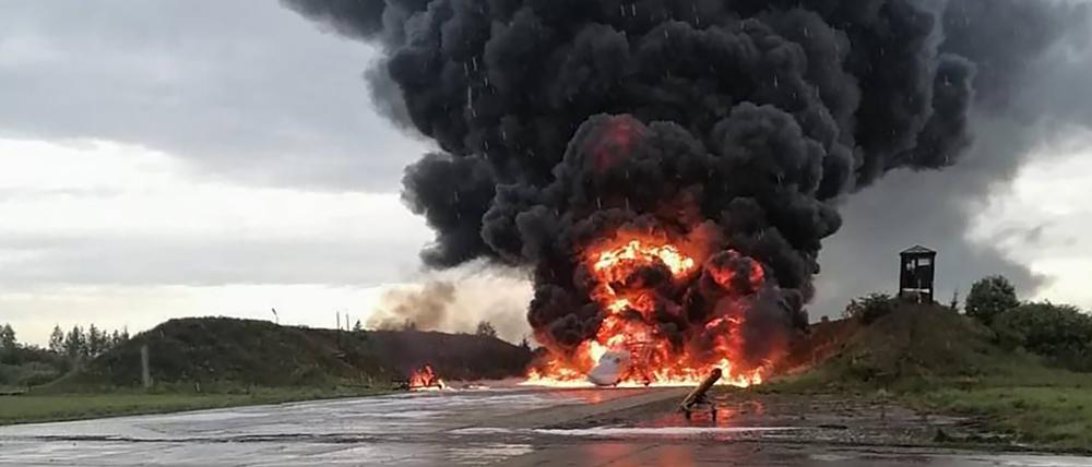 Bei einem Angriff auf einen russischen Militärflugplatz ist nach britischer Einschätzung ein russischer Langstreckenbomber zerstört worden.