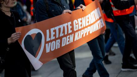Demonstranten laufen auf einer Demoder Klimagruppe Letzte Generation.