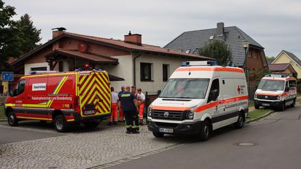 Einsatzkräfte stehen in Borgsdorf auf der Straße.