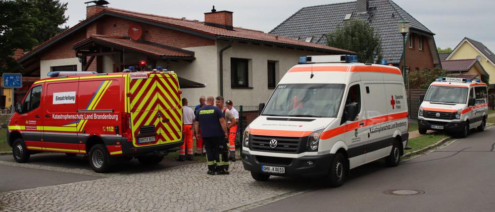 Einsatzkräfte stehen in Borgsdorf auf der Straße.