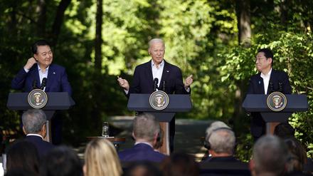  Joe Biden (M), Präsident der USA, Fumio Kishida (r), Premierminister von Japan, und Yoon Suk Yeol, Präsident von Südkorea.