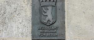 ARCHIV - 19.09.2016, Berlin: «Bezirksamt Neukölln von Berlin» steht auf der Tafel am Rathaus in Neukölln. Vom Fachkräftemangel sind viele Branchen betroffen. Auch der öffentliche Dienst bleibt nicht außen vor. (zu dpa «Personal händeringend gesucht: Fachkräftemangel in den Bezirken») Foto: Paul Zinken/dpa +++ dpa-Bildfunk +++