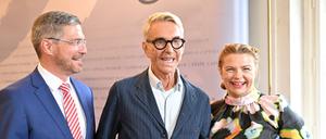 Jetzt auch offiziell Kooperationspartner. Wolfgang Joop (m.) mit Oberbürgermeister Mike Schubert und Kuratorin Hendrikje Warmt