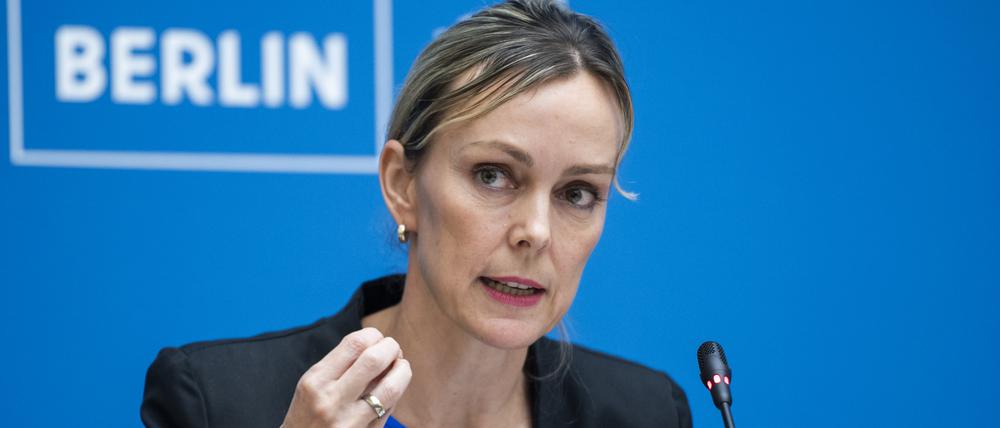 ARCHIV - 27.06.2023, Berlin: Manja Schreiner (CDU), Berliner Senatorin für Mobilität, Verkehr, Klimaschutz und Umwelt, spricht bei einer Pressekonferenz nach einer Sitzung des Berliner Senats. (zu dpa: «Uni Rostock prüft Schreiners Doktorarbeit - Ergebnis erst 2024») Foto: Christophe Gateau/dpa +++ dpa-Bildfunk +++