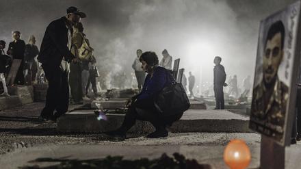 Familien trauern an einem militärischen Ehrenfriedhof im armenischen Jerewan um Angehörige, die im Krieg um Bergkarabach 2020 gefallen sind. 