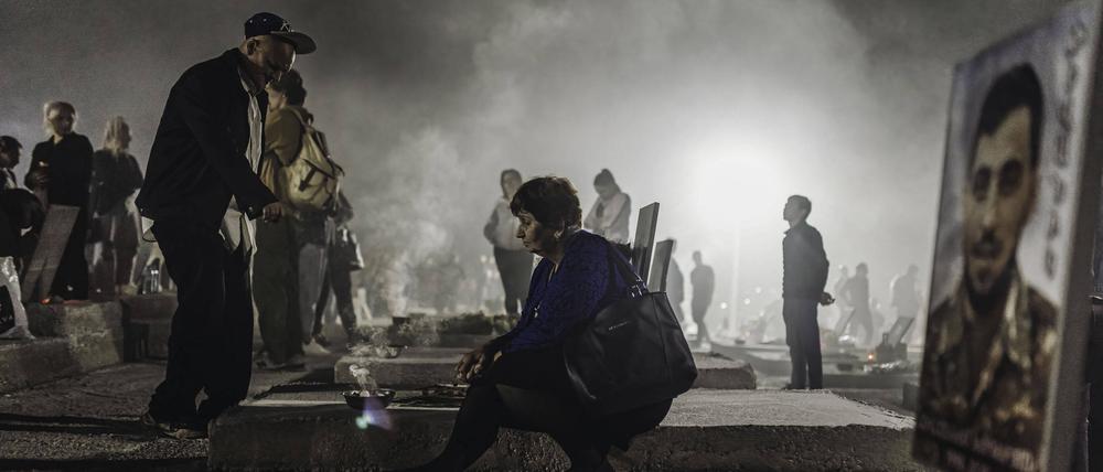 Familien betrauern 2021 in Armeniens Hauptstadt Eriwan ihre Toten. Der 44-tägige Krieg um Bergkarabach im Jahr zuvor hatte mit einem Sieg Aserbaidschans über Armenien geendet.