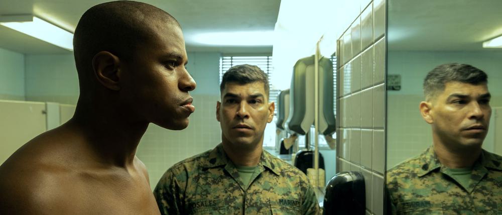 Wen sehe im Spiegel? Der Rekrut Ellis (Jeremy Pope) und der Ausbilder Rosales (Raul Castillo).