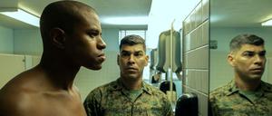 Wen sehe im Spiegel? Der Rekrut Ellis (Jeremy Pope) und der Ausbilder Rosales (Raul Castillo).