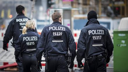 Drei Polizisten und eine Polizistin, aufgenommen am Zoologischen Garten. 