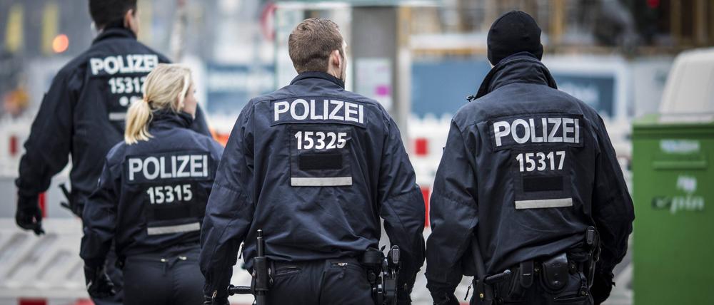 Drei Polizisten und eine Polizistin, aufgenommen am Zoologischen Garten. (Archivbild)