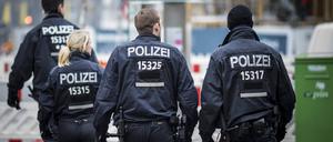 Drei Polizisten und eine Polizistin, aufgenommen am Zoologischen Garten. (Symbolbild)
