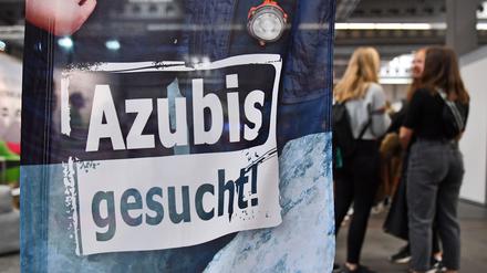 „Azubis gesucht“ steht auf einem Banner bei einer Berufsorientierungsmesse.