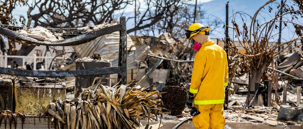 Ein Mitglied der Task Force 50 führt Such-, Rettungs- und Bergungsoperationen in Gebieten durch, die durch Waldbrände auf Maui in Lahaina beschädigt wurden.