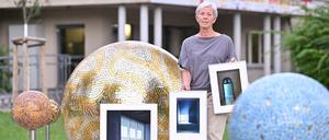 Fotokünstlerin Gundula Walz mit ihrem fotografischen Projekt „Between Inside and Outside“ Fenster, Türen und Durchblicke.