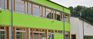 Das Wort «Rücksicht» steht auf einem Transparent vor der Grund- und Oberschule im Spreewaldort Burg. 