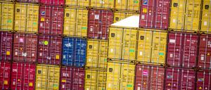 Zahlreiche Container stehen auf dem Hafengelände von Eurogate.