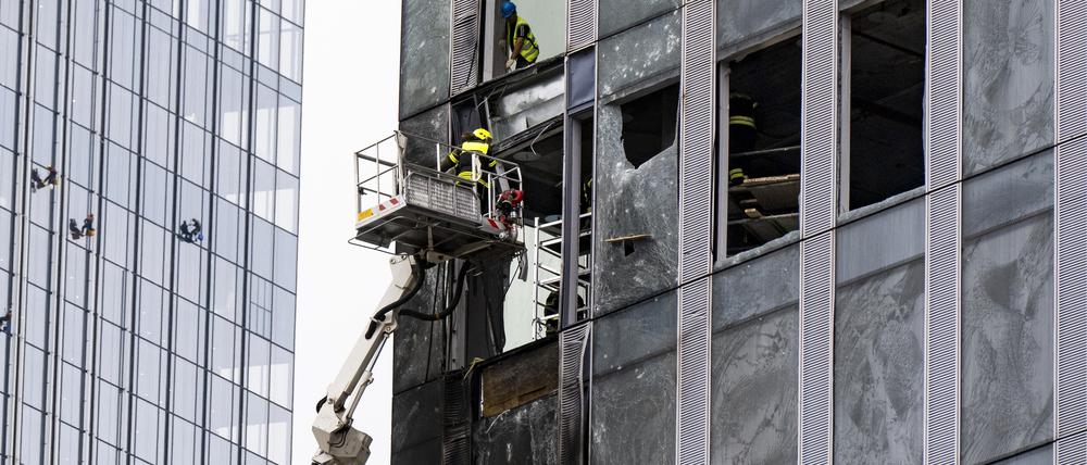 Moskau: Arbeiter reinigen nach einem Drohnenangriff einen Teil der Fassade eines beschädigten Wolkenkratzers im Geschäftsviertel.