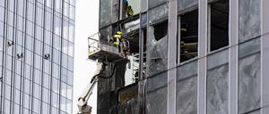 Moskau: Arbeiter reinigen nach einem Drohnenangriff einen Teil der Fassade eines beschädigten Wolkenkratzers im Geschäftsviertel.