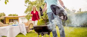Beim Grillen kann einiges schiefgehen: Eine Haftpflichtversicherung kann vor hohen Forderungen schützen.