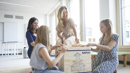 Katharina Günther-Wünsch (l., CDU), Bildungssenatorin, und Sandra Scheffel (M.), Leiterin der Maria-Leo-Grundschule, beim Ausblick auf das neue Schuljahr 2023/24.