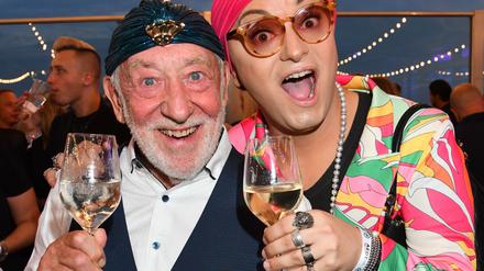 Dieter Hallervorden (l.) und Julian F. M. Stoeckel kamen im Partnerlook zur Party der Promi-Website.