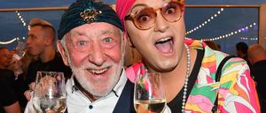 Dieter Hallervorden (l.) und Julian F. M. Stoeckel kamen im Partnerlook zur Party der Promi-Website.