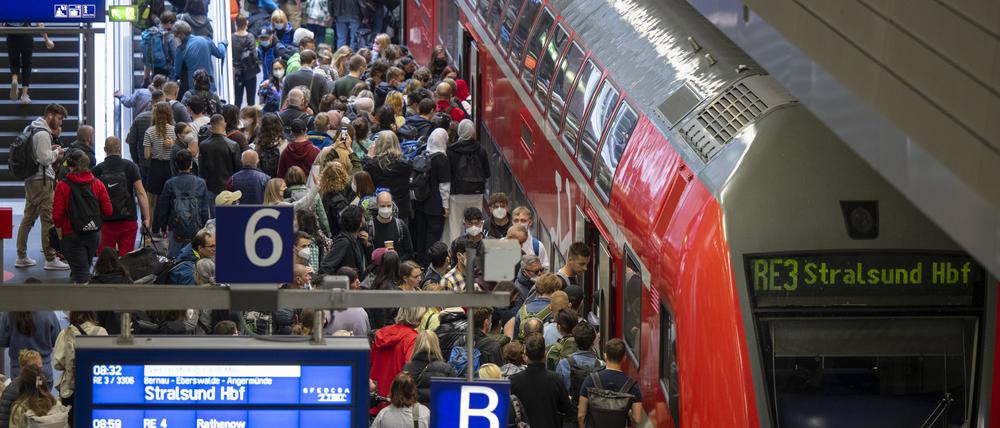 ARCHIV - 04.06.2022, Berlin: Zahlreiche Menschen steigen am Hauptbahnhof in den Regionalzug der Linie RE3 nach Stralsund.