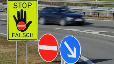 Warnschilder wie hier an der Autobahn 8 (A8) München-Salzburg helfen nicht, wenn jemand absichtlich falsch auf die Autobahn auffährt. 