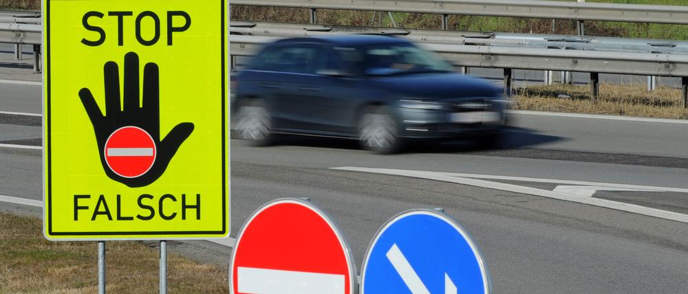 Warnschilder wie hier an der Autobahn 8 (A8) München-Salzburg helfen nicht, wenn jemand absichtlich falsch auf die Autobahn auffährt.