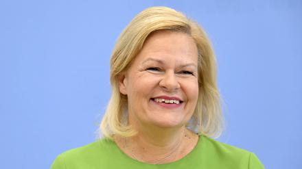 Eine gute gelaunte Innenministerin: Nancy Faeser bei der Vorstellung des Gesetzentwurfs.