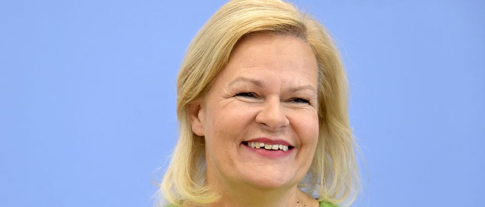 Eine gute gelaunte Innenministerin: Nancy Faeser bei der Vorstellung des Gesetzentwurfs.