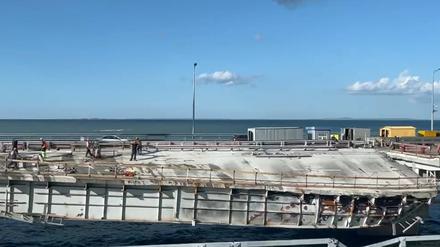 Aufräumarbeiten an der zerstörten Krim-Brücke nach einem Drohnenangriff im Juli 2023.