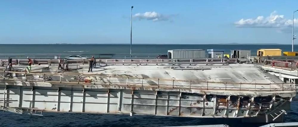 Aufräumarbeiten an der zerstörten Krim-Brücke nach einem Drohnenangriff im Juli 2023.
