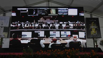 23.08.2023, Indien, Bengaluru: Wissenschaftler der Indischen Weltraumforschungsorganisation (ISRO) werden auf einen Bildschirm projiziert und warten auf die Landung des Raumschiffs Chandrayaan-3 auf dem Mond in der ISRO-Einrichtung für Telemetrie, Verfolgung und Kommandonetzwerke. Indien ist als viertem Land eine sanfte Landung auf dem Mond geglückt. Die Mondsonde sei sicher auf dem Erdtrabanten angekommen, teilte die indische Weltraumbehörde ISRO am Mittwoch mit. Foto: Aijaz Rahi/AP/dpa +++ dpa-Bildfunk +++