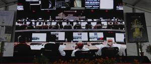 23.08.2023, Indien, Bengaluru: Wissenschaftler der Indischen Weltraumforschungsorganisation (ISRO) werden auf einen Bildschirm projiziert und warten auf die Landung des Raumschiffs Chandrayaan-3 auf dem Mond in der ISRO-Einrichtung für Telemetrie, Verfolgung und Kommandonetzwerke. Indien ist als viertem Land eine sanfte Landung auf dem Mond geglückt. Die Mondsonde sei sicher auf dem Erdtrabanten angekommen, teilte die indische Weltraumbehörde ISRO am Mittwoch mit. Foto: Aijaz Rahi/AP/dpa +++ dpa-Bildfunk +++