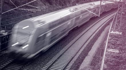 Fast jeder Fünfte wäre einer Umfrage zufolge auch mit einem Preis von mehr als 49 Euro pro Monat für das sogenannte Deutschlandticket einverstanden.