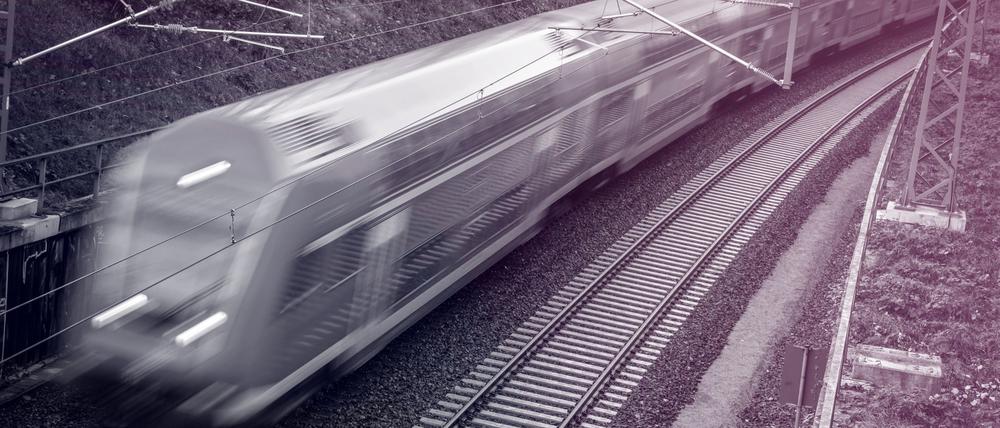 Fast jeder Fünfte wäre einer Umfrage zufolge auch mit einem Preis von mehr als 49 Euro pro Monat für das sogenannte Deutschlandticket einverstanden.