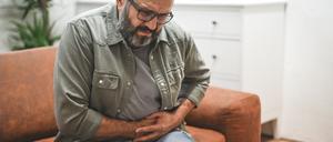 Nicht selten spüren Betroffene bei einem Leistenbruch nur ein leichtes Druckgefühl oder möglicherweise einen ziehenden Schmerz im Leistenbereich.